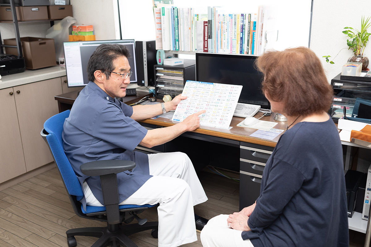 診療風景の院長